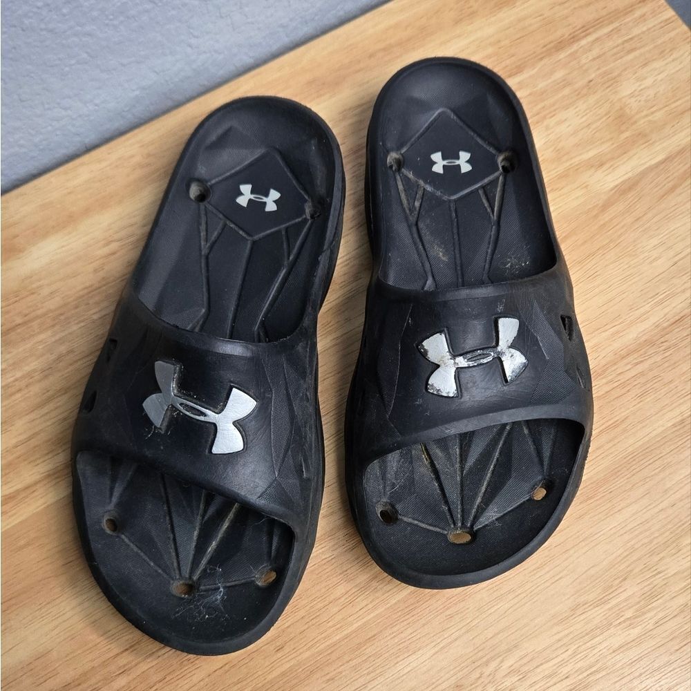 Under Armour Boys Black Slide Sandals Y5/W6 Slip-On Pool Beach Locker Gym Sporty